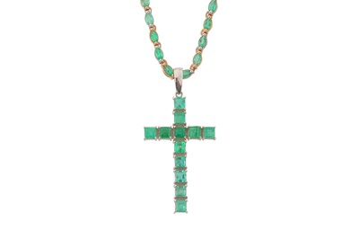 Lot 91 - AN EMERALD CROSS PENDANT NECKLACE
