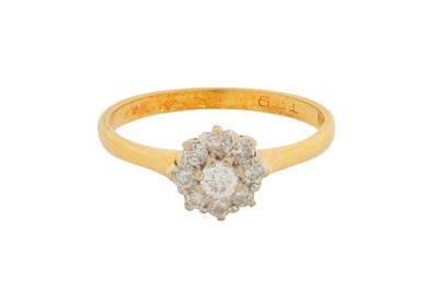 Lot 229 - A DIAMOND CLUSTER RING