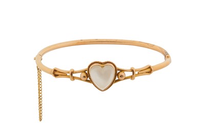 Lot 26 - A HEART-SHAPED MOONSTONE BANGLE