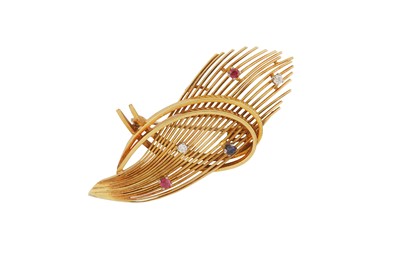 Lot 124 - A DIAMOND, RUBY AND SAPPHIRE BROOCH