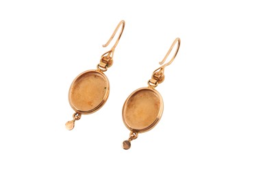 Lot 11 - A PAIR OF PENDENT EARRINGS