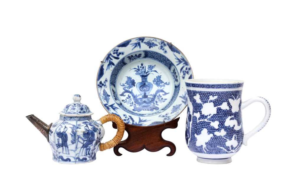 Lot 421 - THREE CHINESE BLUE AND WHITE PIECES