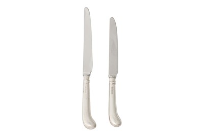 Lot 304 - A set of Elizabeth II sterling silver table and sides knives, Sheffield 2003 by Carrs
