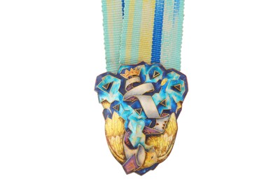 Lot 164 - FRED RICH | A SAPPHIRE AND ENAMEL RIBBON PENDANT