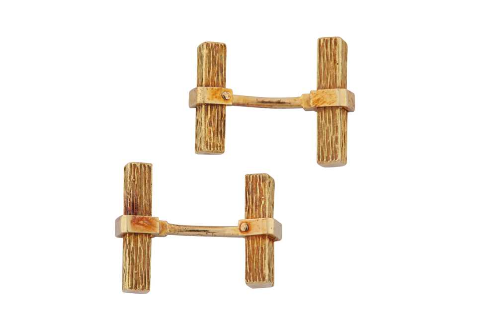 Lot 320 - A PAIR OF BAR LINK CUFFLINKS