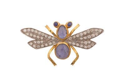 Lot 31 - A SAPPHIRE AND DIAMOND BEE BROOCH