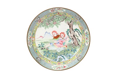 Lot 118 - A CHINESE CANTON ENAMEL 'EUROPEAN SUBJECT' DISH