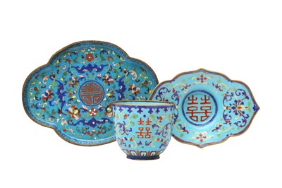Lot 110 - A CHINESE CANTON ENAMEL CUP, STAND AND DISH