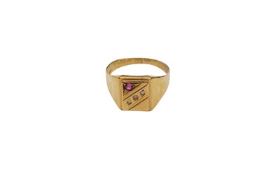 Lot 2 - A DIAMOND AND RUBY RING