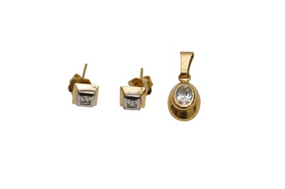 Lot 23 - A PENDANT AND A PAIR OF EARRINGS