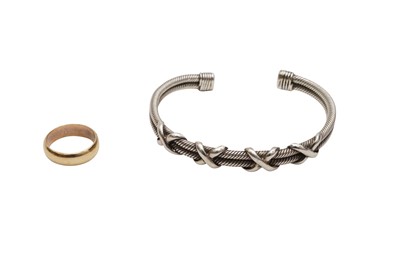 Lot 11 - A GOLD BAND AND A BANGLE