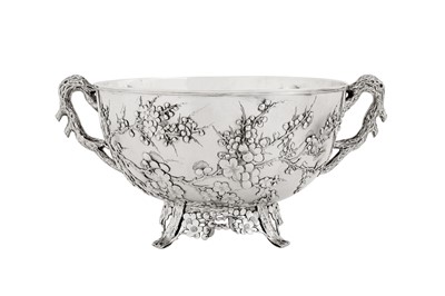 Lot 192 - A late 19th / early 20th century Chinese export silver twin handled bowl, Canton circa 1900 by Ye Bo, retailed by Wang Hing of Canton