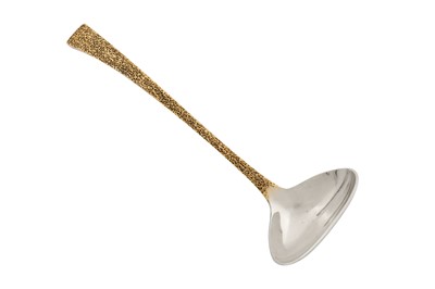 Lot 319 - An Elizabeth II modernist parcel gilt sterling silver soup ladle, London 1976 by Stuart Devlin (1931-2018)