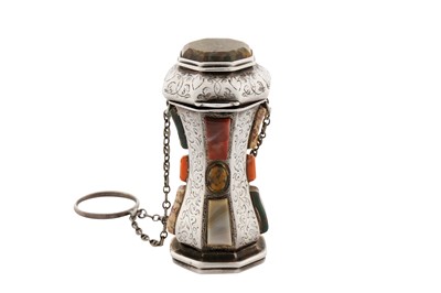 Lot 19 - A Victorian Scottish unmarked silver and agate vinaigrette, circa 1880