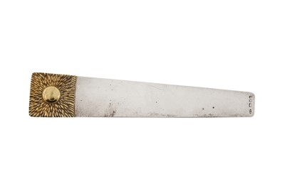 Lot 315 - A Elizabeth II modernist parcel-gilt sterling silver bookmark, London 1983 by Stuart Devlin (1931-2018)