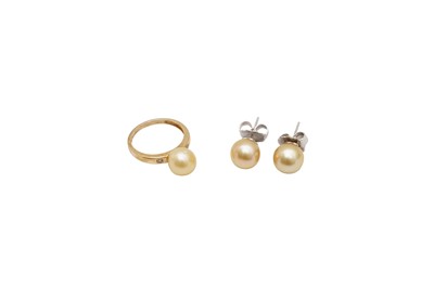 Lot 6 - A YELLOW PEARL RING AND A PAIR OF EARRINGS