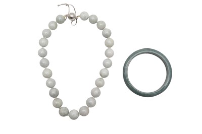 Lot 3 - A GUATEMALAN JADEITE BANGLE AND A JADE BEAD NECKLACE