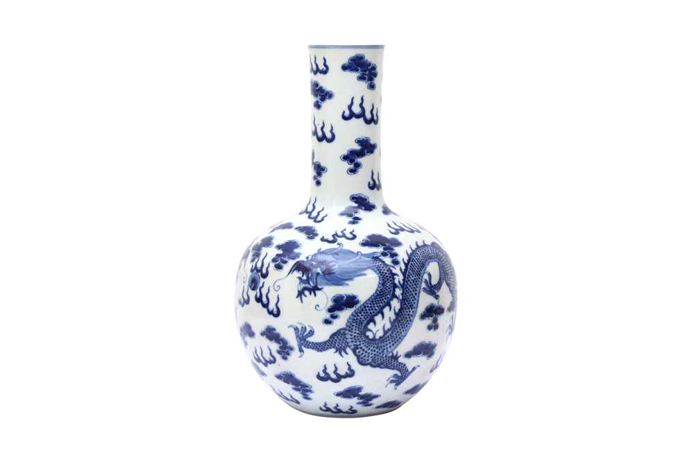Lot 452 - A CHINESE BLUE AND WHITE 'DRAGONS' VASE