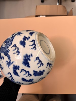 Lot 452 - A CHINESE BLUE AND WHITE 'DRAGONS' VASE