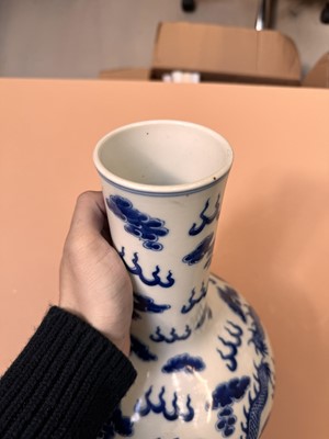 Lot 452 - A CHINESE BLUE AND WHITE 'DRAGONS' VASE