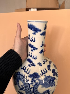 Lot 452 - A CHINESE BLUE AND WHITE 'DRAGONS' VASE