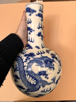 Lot 452 - A CHINESE BLUE AND WHITE 'DRAGONS' VASE