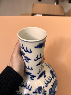 Lot 452 - A CHINESE BLUE AND WHITE 'DRAGONS' VASE