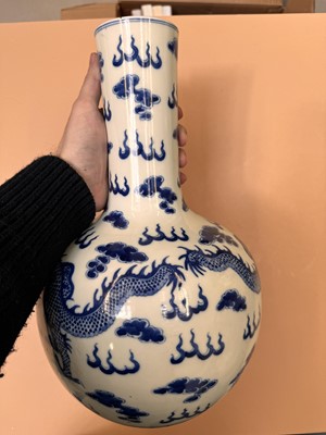 Lot 452 - A CHINESE BLUE AND WHITE 'DRAGONS' VASE