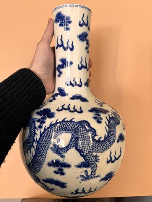 Lot 452 - A CHINESE BLUE AND WHITE 'DRAGONS' VASE