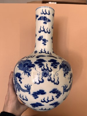 Lot 452 - A CHINESE BLUE AND WHITE 'DRAGONS' VASE