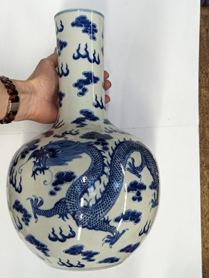 Lot 452 - A CHINESE BLUE AND WHITE 'DRAGONS' VASE