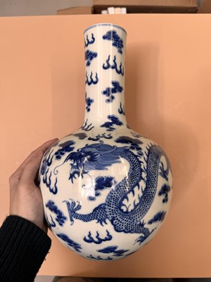 Lot 452 - A CHINESE BLUE AND WHITE 'DRAGONS' VASE