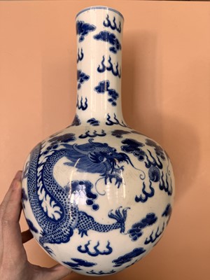 Lot 452 - A CHINESE BLUE AND WHITE 'DRAGONS' VASE