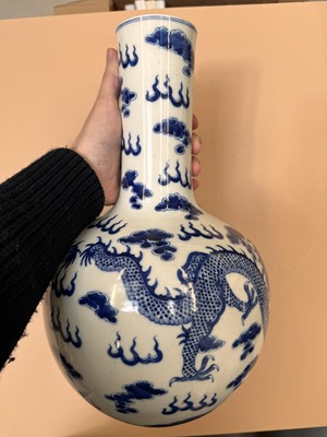 Lot 452 - A CHINESE BLUE AND WHITE 'DRAGONS' VASE