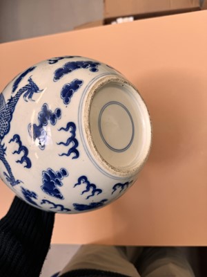 Lot 452 - A CHINESE BLUE AND WHITE 'DRAGONS' VASE