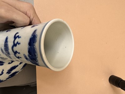 Lot 452 - A CHINESE BLUE AND WHITE 'DRAGONS' VASE