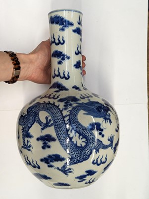 Lot 452 - A CHINESE BLUE AND WHITE 'DRAGONS' VASE