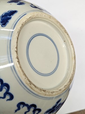 Lot 452 - A CHINESE BLUE AND WHITE 'DRAGONS' VASE
