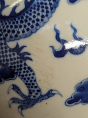 Lot 452 - A CHINESE BLUE AND WHITE 'DRAGONS' VASE