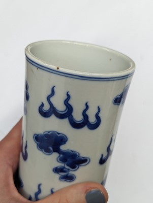 Lot 452 - A CHINESE BLUE AND WHITE 'DRAGONS' VASE