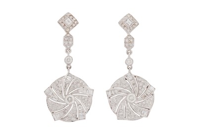 Lot 77 - A PAIR OF DIAMOND PENDENT EARRINGS