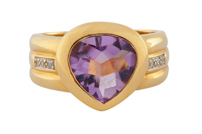 Lot 132 - AN AMETHYST DIAMOND RING