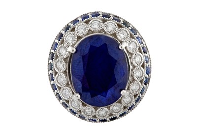 Lot 73 - A SAPPHIRE AND DIAMOND DRESS RING
