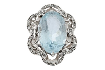 Lot 70 - AN AQUAMARINE AND DIAMOND RING