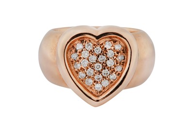 Lot 104 - A DIAMOND HEART RING