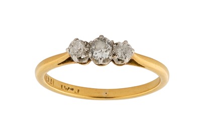 Lot 177 - A THREE STONE DIAMOND RING