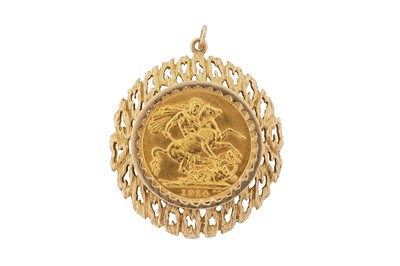 Lot 102 - A SOVEREIGN PENDANT