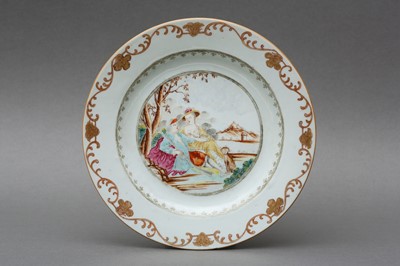 Lot 36 - A CHINESE EXPORT FAMILLE ROSE 'EUROPEAN SUBJECTS' DISH