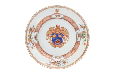 Lot 309 - A CHINESE EXPORT FAMILLE-ROSE ARMORIAL SERVING DISH