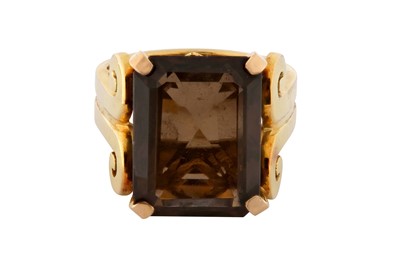 Lot 161 - A SMOKY QUARTZ RING